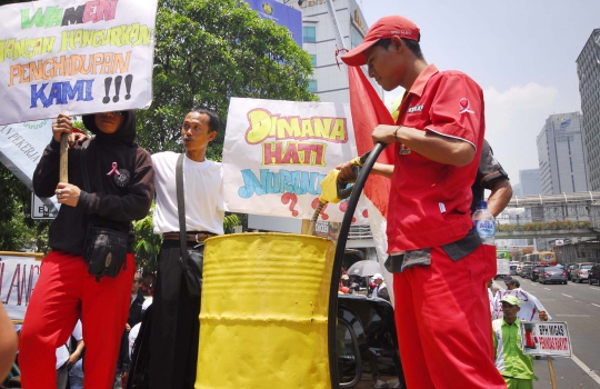 Demo pegawai SPBU rest area di Kementerian ESDM