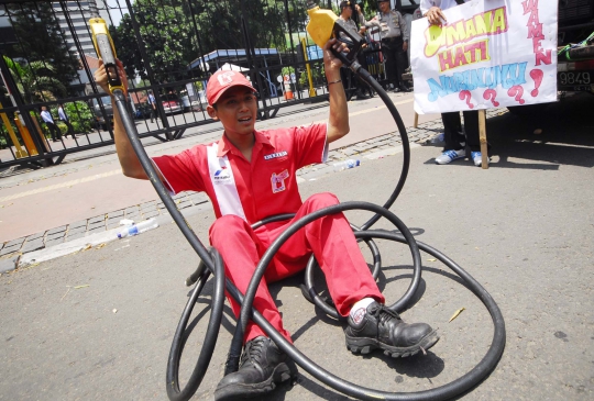 Demo pegawai SPBU rest area di Kementerian ESDM