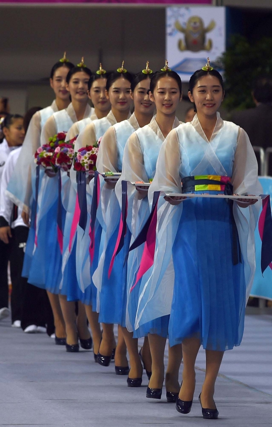 Pesona para gadis pengantar medali di Asian Games 2014