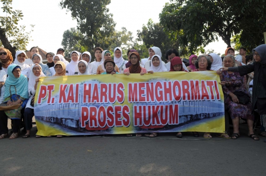 Tolak rumah digusur, pensiunan PJKA geruduk Stasiun Manggarai