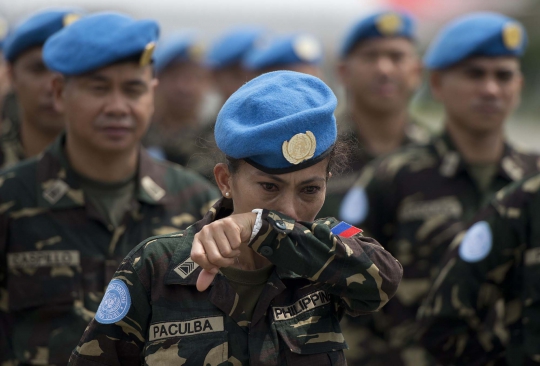 Tangis tentara wanita Filipina saat hendak ditugaskan ke Haiti
