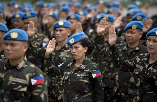 Tangis tentara wanita Filipina saat hendak ditugaskan ke Haiti