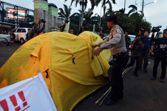 Tolak Pilkada via DPRD, aktivis gelar tenda di depan DPR