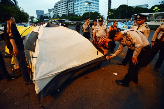 Tolak Pilkada via DPRD, aktivis gelar tenda di depan DPR