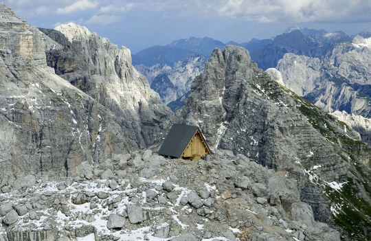 Ekstremnya mengunjungi pondok gratis di puncak Pegunungan Alpen