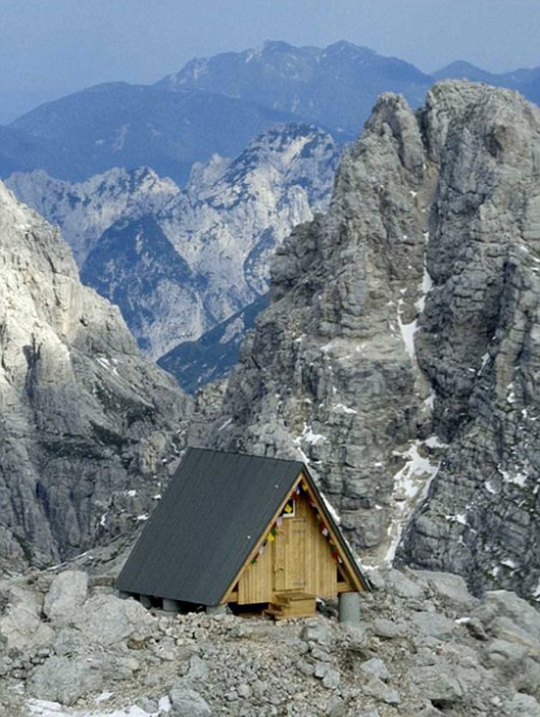 Ekstremnya mengunjungi pondok gratis di puncak Pegunungan Alpen