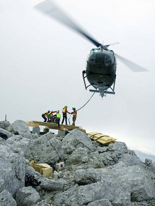 Ekstremnya mengunjungi pondok gratis di puncak Pegunungan Alpen