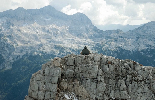 Ekstremnya mengunjungi pondok gratis di puncak Pegunungan Alpen