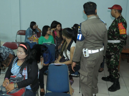 Satpol PP amankan belasan PSK yang mangkal di kawasan Jaktim