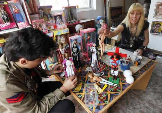 Uniknya barbie-barbie ini dimodifikasi jadi boneka tokoh agama