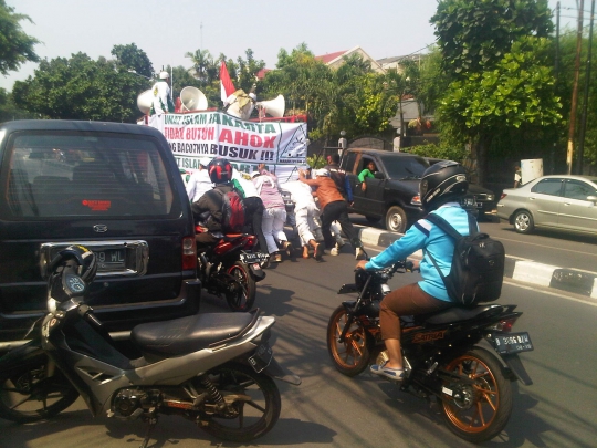 Mobil massa FPI mogok saat akan demo Ahok di DPRD Jakarta