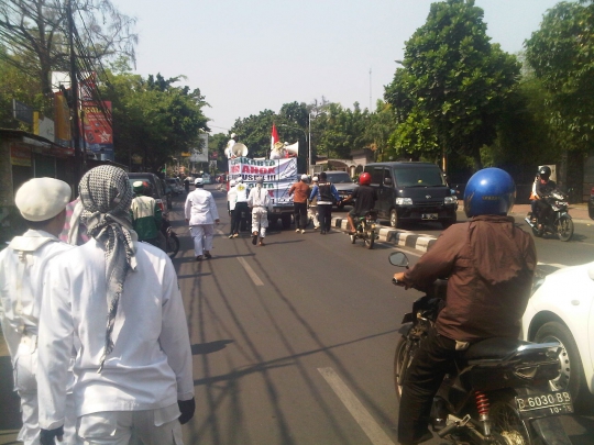 Mobil massa FPI mogok saat akan demo Ahok di DPRD Jakarta