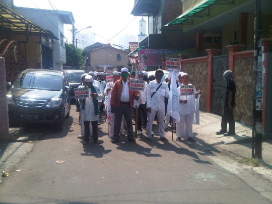 Mobil massa FPI mogok saat akan demo Ahok di DPRD Jakarta