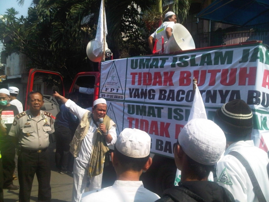 Mobil massa FPI mogok saat akan demo Ahok di DPRD Jakarta