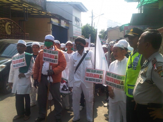 Mobil massa FPI mogok saat akan demo Ahok di DPRD Jakarta