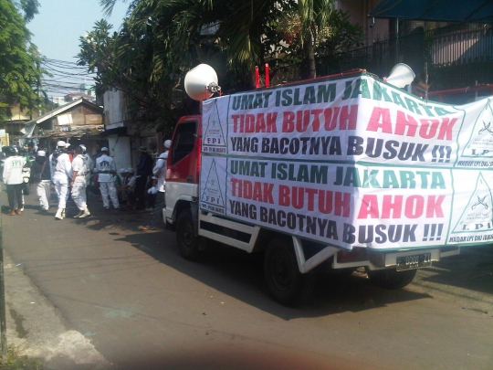 Mobil massa FPI mogok saat akan demo Ahok di DPRD Jakarta