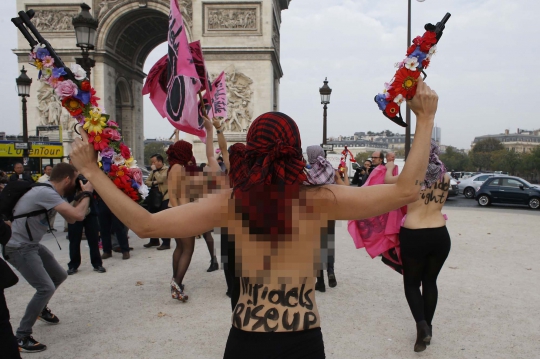 Kecam ISIS, Femen gelar aksi pakai sorban sambil setengah bugil