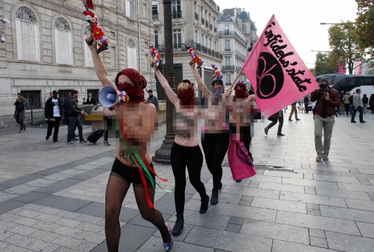 Kecam ISIS, Femen gelar aksi pakai sorban sambil setengah bugil