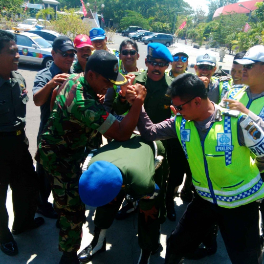 Di Batam bentrok, TNI-Polri di Solo adu panco dan saling pijat