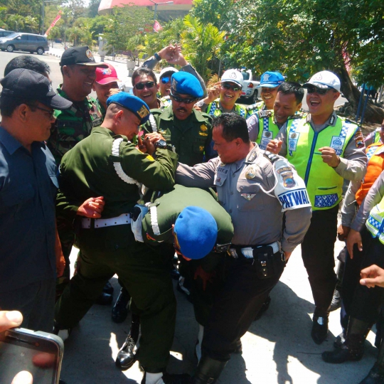 Di Batam bentrok, TNI-Polri di Solo adu panco dan saling pijat