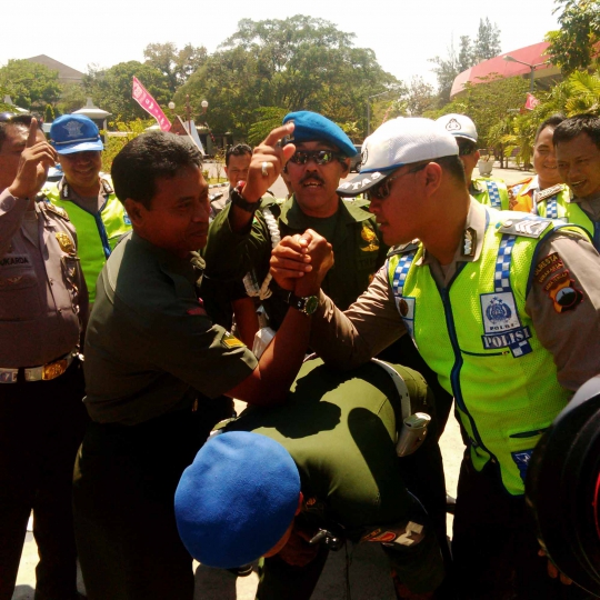 Di Batam bentrok, TNI-Polri di Solo adu panco dan saling pijat