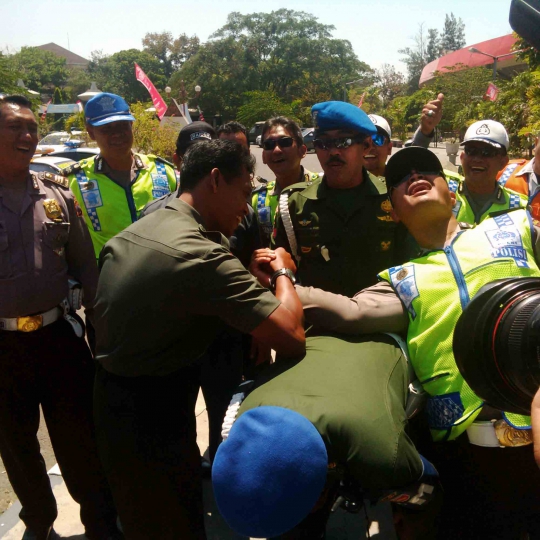 Di Batam bentrok, TNI-Polri di Solo adu panco dan saling pijat