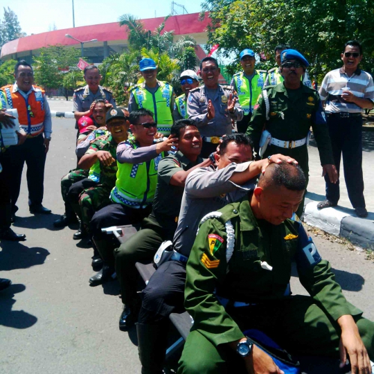 Di Batam bentrok, TNI-Polri di Solo adu panco dan saling pijat