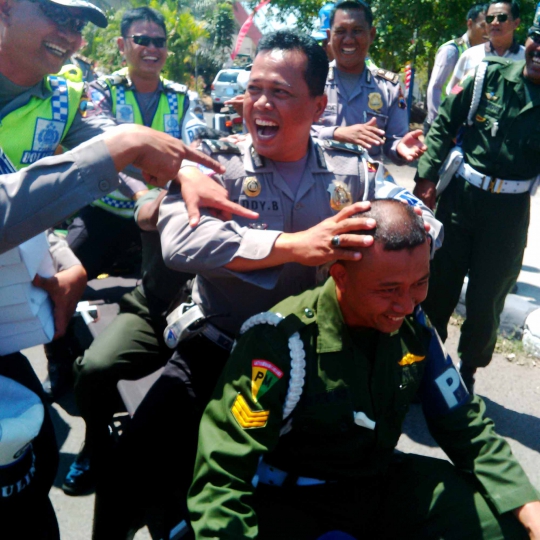 Di Batam bentrok, TNI-Polri di Solo adu panco dan saling pijat