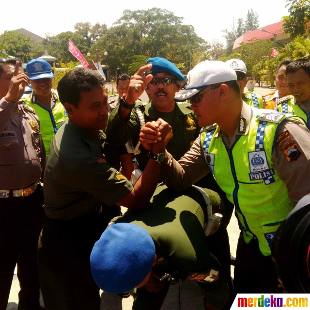 Foto : Di Batam bentrok, TNI-Polri di Solo adu panco dan 