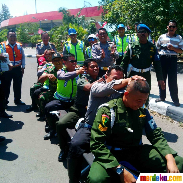 Foto : Di Batam bentrok, TNI-Polri di Solo adu panco dan 