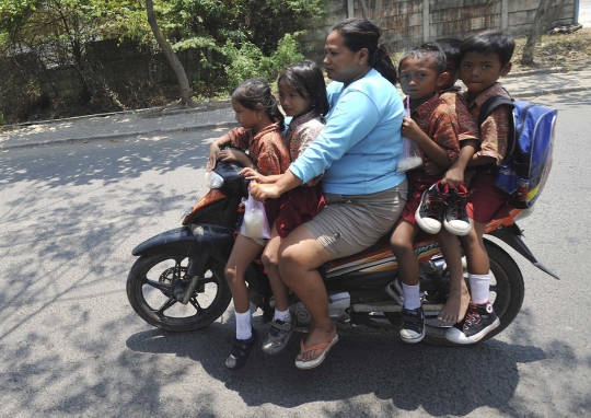 Aksi berbahaya ibu gendut bonceng lima anak sekolah naik motor