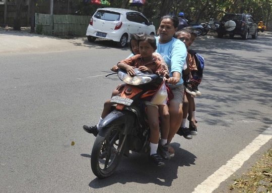 Aksi berbahaya ibu gendut bonceng lima anak sekolah naik motor