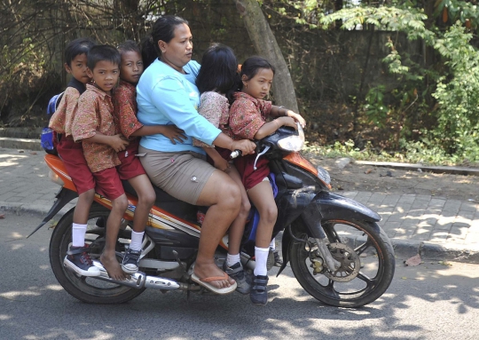 Aksi berbahaya ibu gendut bonceng lima anak sekolah naik motor