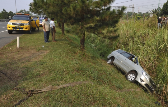 Gara-gara ngantuk, Innova terpelosok parit di Tol BSD