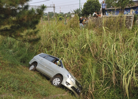 Gara-gara ngantuk, Innova terpelosok parit di Tol BSD