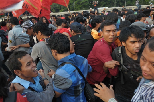 Aksi ricuh mahasiswa vs polisi di depan Gedung DPR