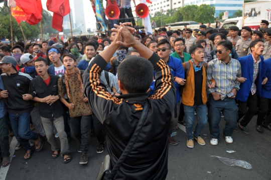 Aksi ricuh mahasiswa vs polisi di depan Gedung DPR