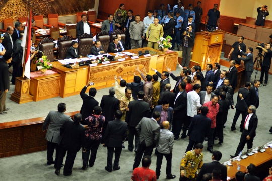 Aksi ricuh para anggota DPR saat Sidang Paripurna RUU Pilkada