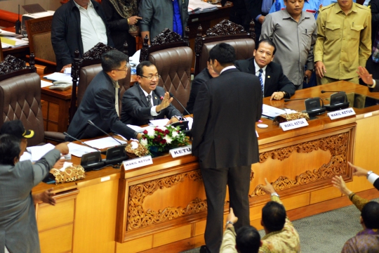 Aksi ricuh para anggota DPR saat Sidang Paripurna RUU Pilkada