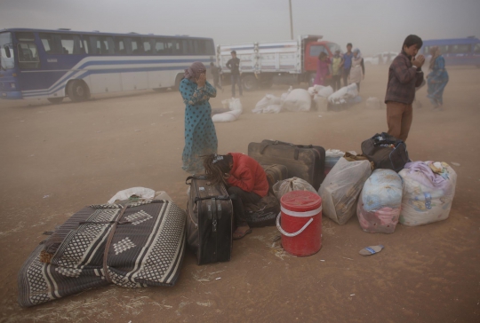 Derita warga Suriah terjebak badai pasir saat mengungsi ke Turki