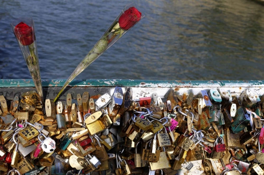 Mitos keabadian cinta di kota romantis Paris 'berakhir'