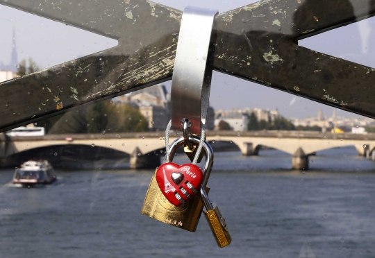 Mitos keabadian cinta di kota romantis Paris 'berakhir'