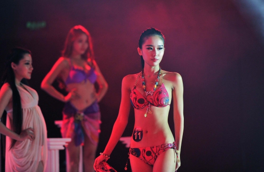 Seksinya para gadis China bersaing di kontes payudara terindah