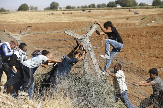 Pengungsi Kurdi runtuhkan pagar berduri pembatas Turki-Suriah
