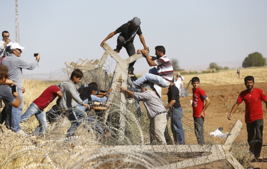Pengungsi Kurdi runtuhkan pagar berduri pembatas Turki-Suriah