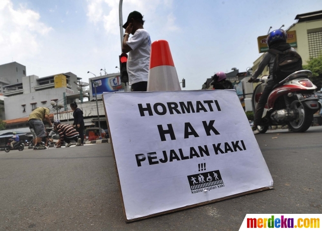 Foto : Peduli pejalan kaki, aktivis ruwat zebra cross yang 