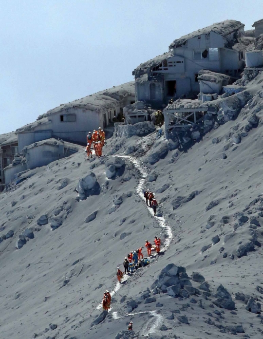 Suasana pencarian para pendaki yang terjebak di Gunung Ontake