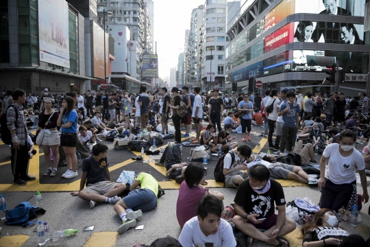 Kelelahan demo, ribuan pelajar Hong Kong tidur di jalan