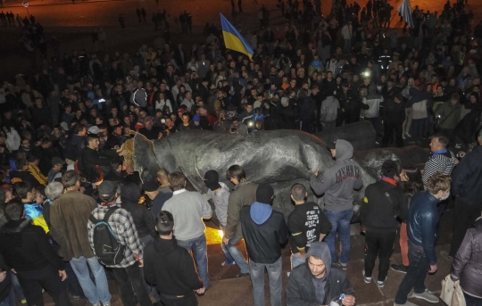 Geram dengan Rusia, warga Ukraina robohkan patung Vladimir Lenin