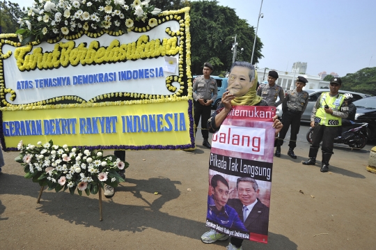 Demo di depan Istana, aktivis pakai topeng SBY berhidung panjang